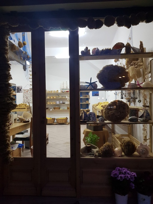 sponge-shop-kalymnos-greece-8FC56729-C8A8-418B-B9D7-CBE7F1760DDE.jpg