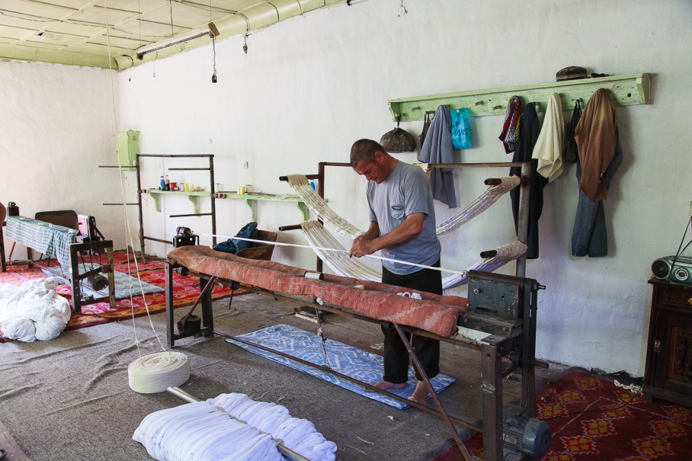 fabrication-of-silk-uzbekistan-11D65BE0-E7B0-437E-A853-B8F9BC988F7F.jpg